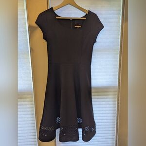 🔥DONATING 11/30💖VGUC Modcloth black fit flare cap sleeve dress with cutout💖